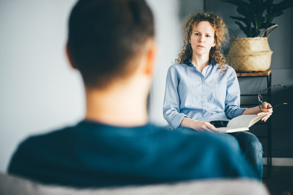 Paciente em terapia cognitiva-comportamental para tratar a Síndrome de Burnout