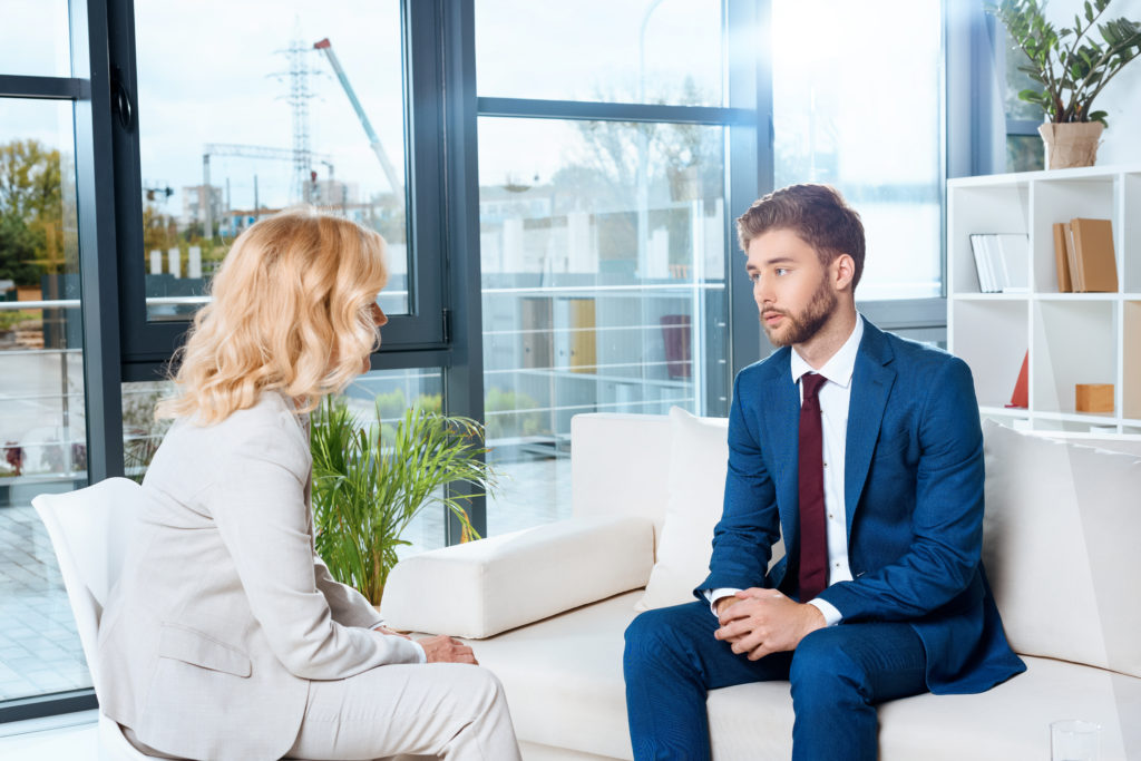 Funcionário em uma sessão de coaching que também pode ser trabalhado em uma sessão de psicoterapia com terapeutas