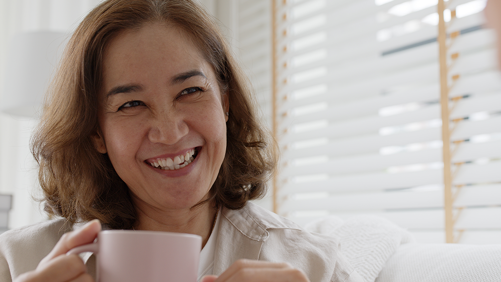 Mulher feliz ao cuidar da saúde mental